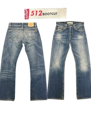Vintage Archive Levis 512 Bootcut  - Riktigt snygga och sällsynta 512 Bootcut Jeans från Levis. Sjukt fet tvätt på dessa, en av de snyggaste jag nånsin sett på 512 Bootcut. Väldigt fint skick förutom minimal heelbite. Storlek 30/34. se mått nedan👇🏻  Midja: 40 cm Ytterbenslängd: 110 cm Benöppning: 24 cm  ⚠️ Bra att veta innan köp   - Jag gör inte returer ⛔️ - Eftersom varan är begagnad så kan det finnas mindre fläckar och smuts som jag missat ✅ - Mått kan ha en felmarginal på 1-2 cm📏