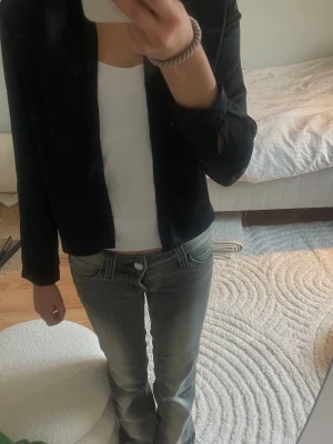 Blus med knappar - Säljer en svart blus från lindex. Strl 140 i barn men känns lite större i storleken. 🫶🏼