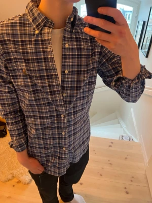 Ralph Lauren skjorta  - Blå rutig skjorta från Ralph Lauren, storlek S och jag är 180 på bild, super bra skick, skriv vid frågor!