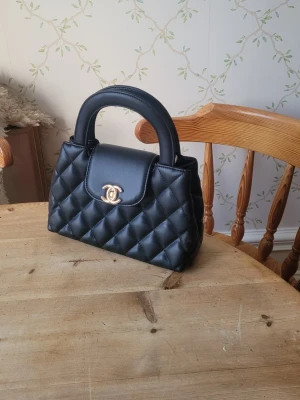 Svart quiltad handväska axelremsväska  - Snygg, aldrig använd 