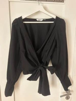 Svart Omlott topp  - Super fin omlott topp från Kappahl i storlek M, knappt använd.  