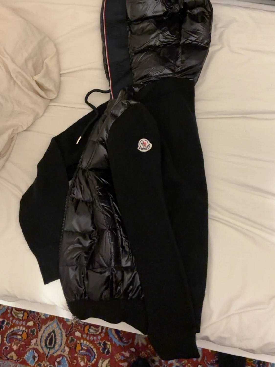 Svart dunjacka med huva från Moncler - 2