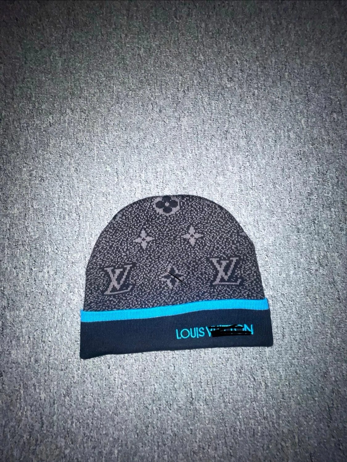 Mörkgrå och blå mössa 