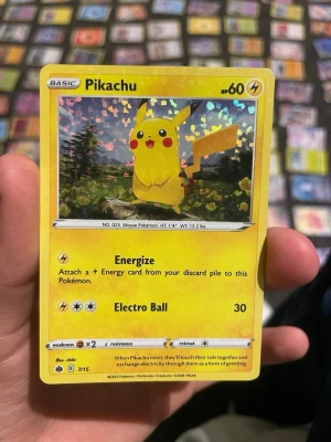    Kan förhandla om pris Pikachu Pokémonkort holografiskt - Säljer ett holografiskt Pikachu Pokémonkort med gul ram och glittrande motiv. Kortet har energin Blixt och attackerna Energize och Electro Ball. 