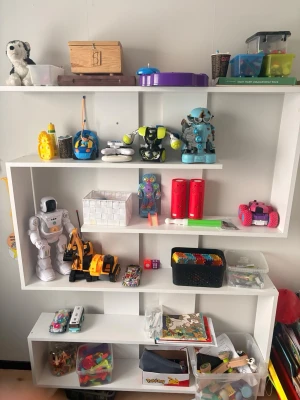 Stor hylla kan användas för leksaker, böcker eller dekor för vardagsrummet  - Säljer en stor fin hylla kan användas för dekor, vardagrummet , för leksaker eller böcker. jättefin inga skador ni kan få det så som ni ser eller kan jag ta bort alla bitar ni bygger om! Säljer den pågrund av vi ska flytta och den kommer annars få sprickor om den följer med.