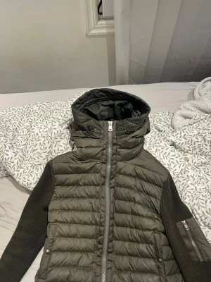 Moncler Cardigan - Moncler Cardigan perfekt till både vinter & höst i mörkgrönfärg, sitter som en storlek M. Finns även QR Kod som går att scanna.