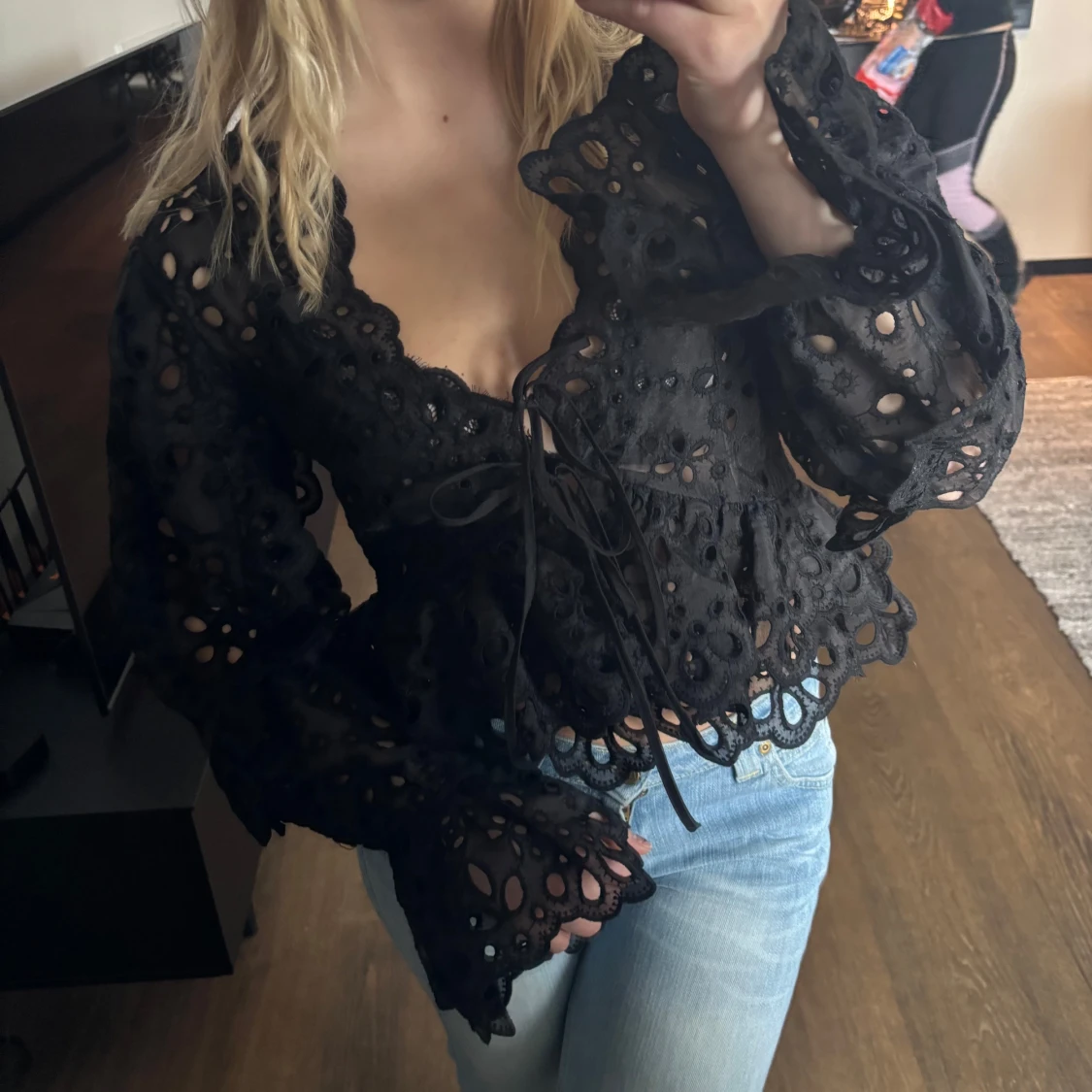 Svart blus med spetsdetaljer