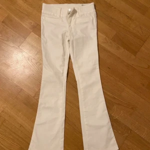 Vita bootcut jeans stl 146 - Supersnygga jeans från H&M i stl 146!!