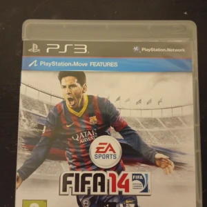 FIFA 14 PS3 - FIFA 14 till PlayStation 3 i mycket fint skick, komplett med originalfodral, manual och Blu-ray-skiva. Upplev realistisk bollfysik, Ultimate Team och över 25 ligor. Perfekt för fotbollsfans och samlare. Ingen synlig skada eller slitage.