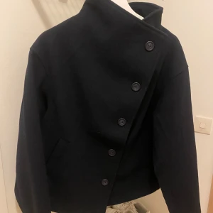 Kappa - Marinblå kort kappa från lager 157 modell Blaire, använd en gång. Skriv för fler bilder💕