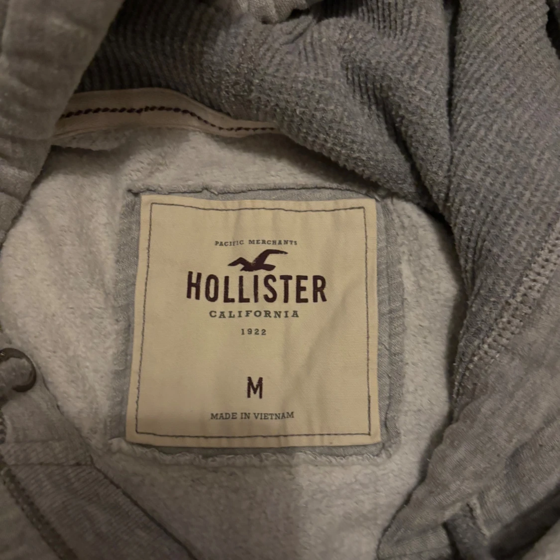 Grå hoodie från hollister - 2