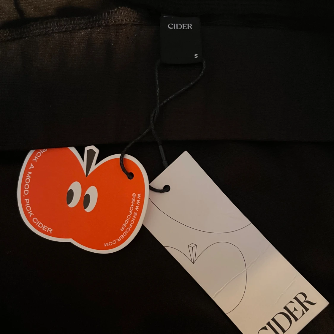 Svart minikjol från Cider med slits - 3