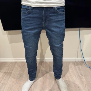 Only & Sons jeans - Säljer ett par blå Jeans från Only & Sons i slim fit. Jeansen är i mycket bra skick och inga håll eller andra skavanker. Skriv gärna vid andra funderingar.