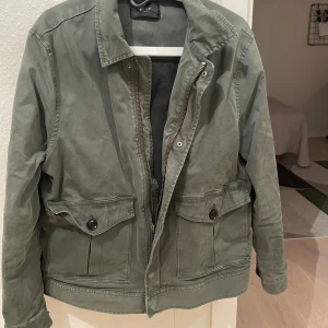 Feild jacka från NEUW - Snygg feildjacka från NEUW i storlek M. Skit snygg att ha över en hoodie o håller värmer okej. Hör av dig vid minsta fundering!! 