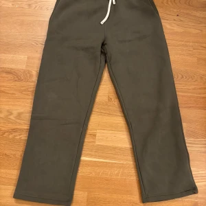 Sköna mjukisbyxor för kallare dagar - Säljer dessa varma och tjocka mjukisbyxor i storlek L. Riktigt sköna och sitter perfekt för dig som gillar en avslappnad passform. Perfekta för kalla dagar eller chill hemma – ett måste i garderoben