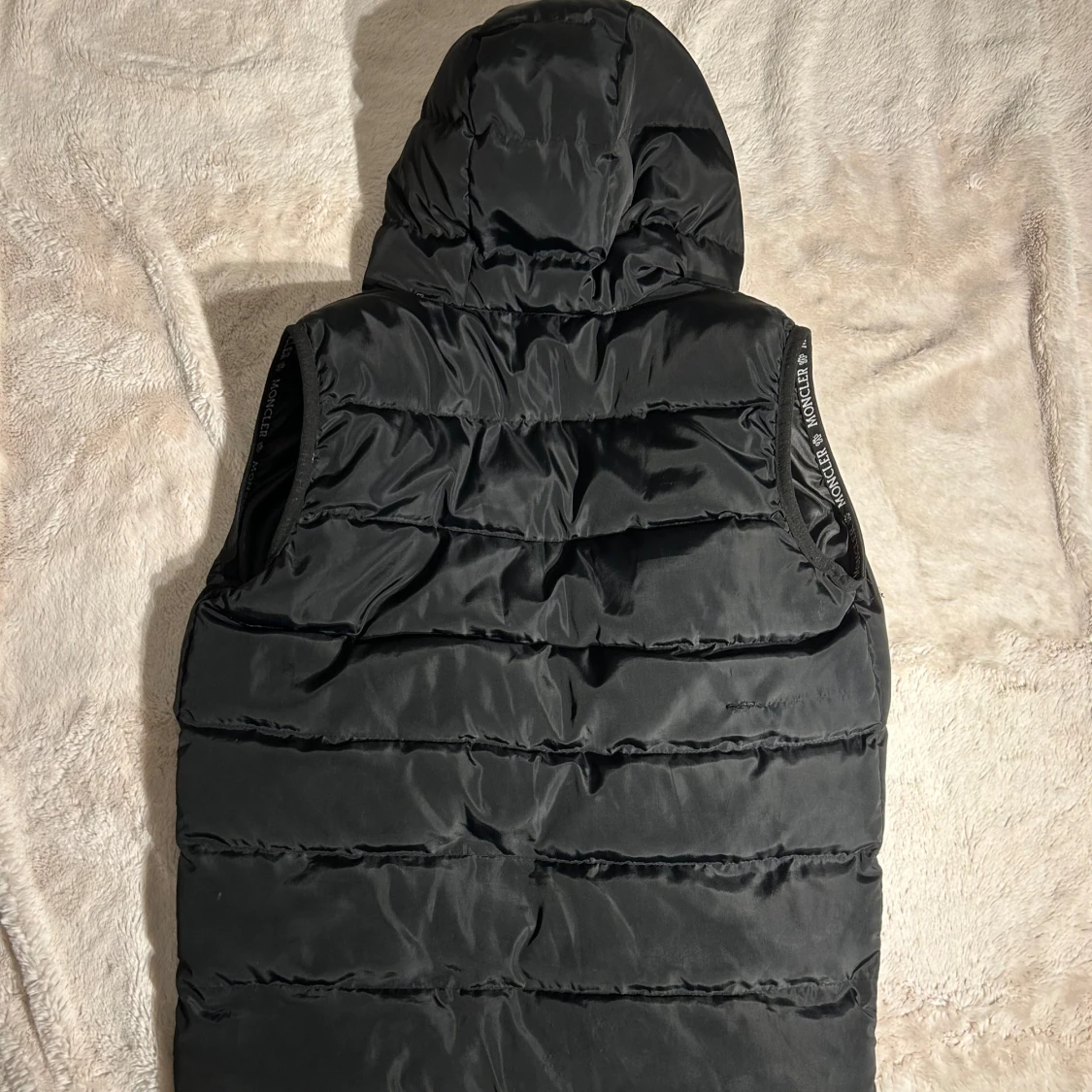 Svart dunväst med huva från Moncler - 1