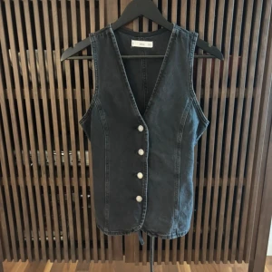 Jeans topp - Söt fin jeans topp från mango, med knytning i ryggen! Knapparna har tappat lite färg som man kan se på bilden