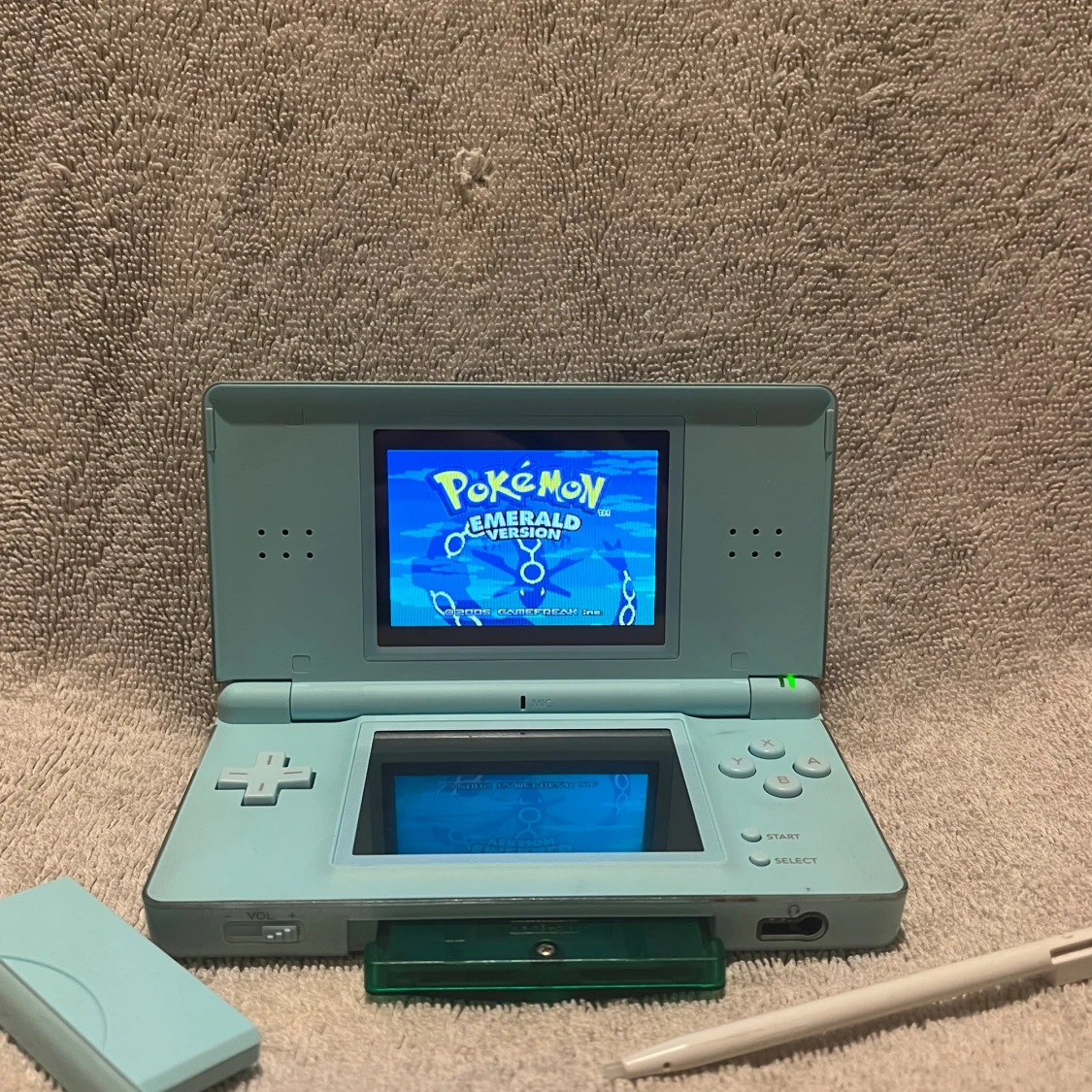 Nintendo DS Lite ingår fake Pokémon Emerald - 1