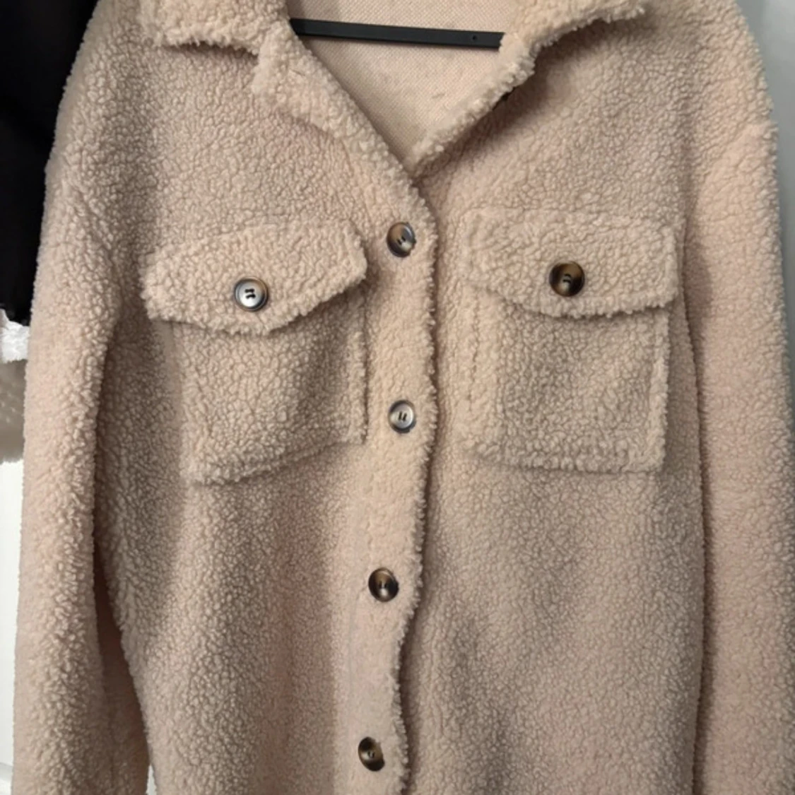 Beige teddyjacka med knappar - 1