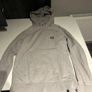 J.Lindberg hoodie - Skön ljusgrå J.Lindberg hoodie i bra skick.                  Storlek L