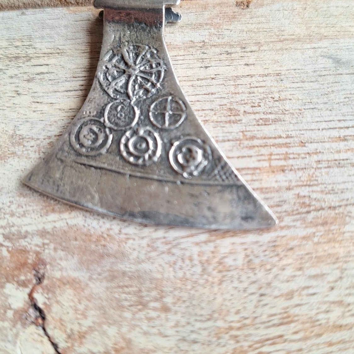 Vikingainspirerat yxformat halsband - 1