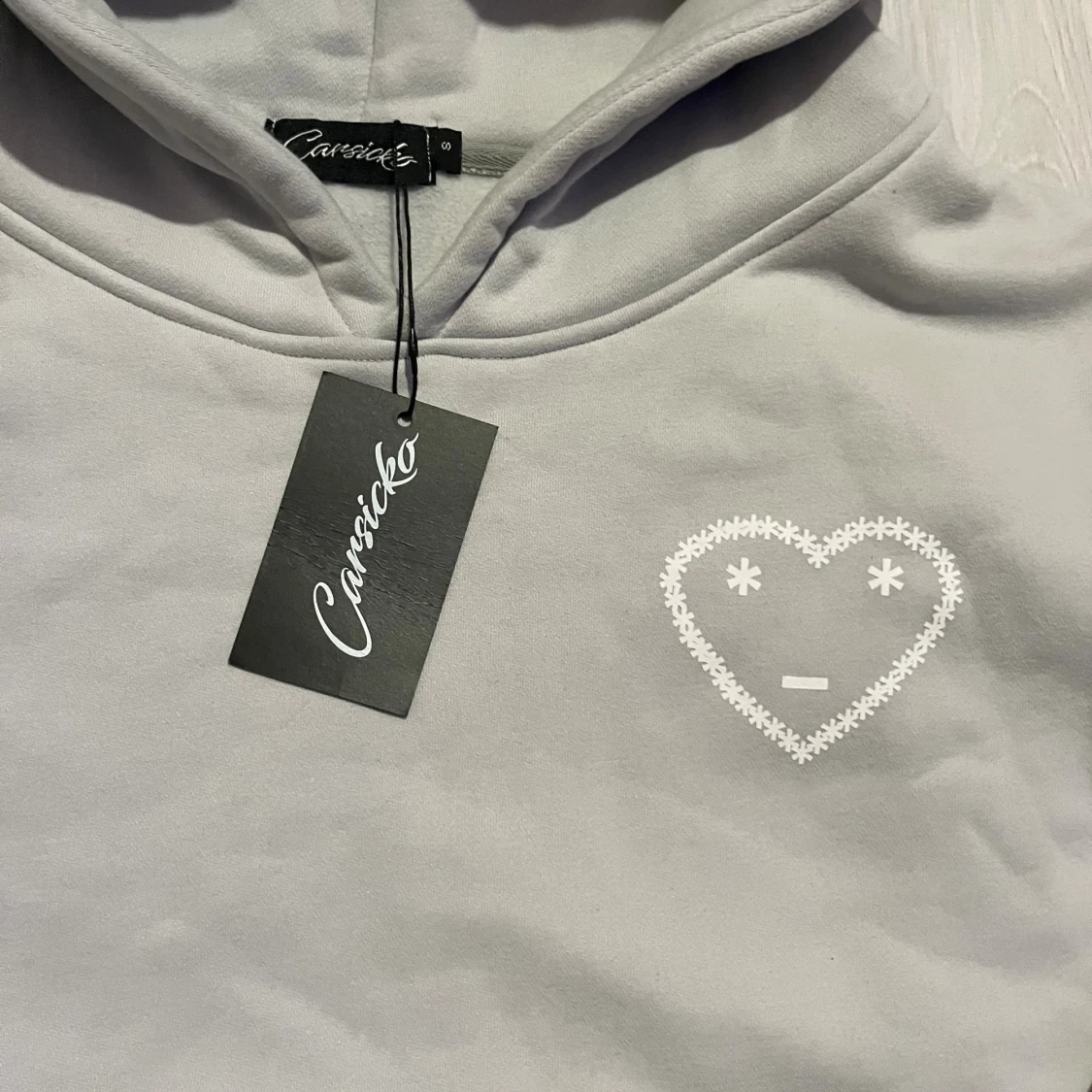 Grå hoodie med hjärtdetalj Carrsicko - 1