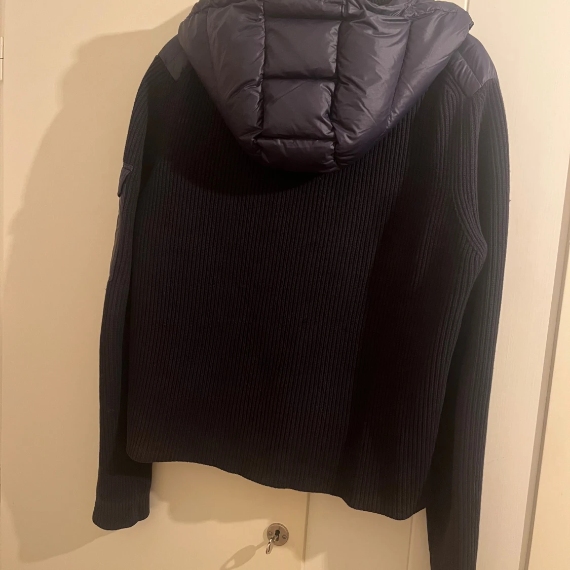 Mörkblå pufferjacka från Moncler - 1