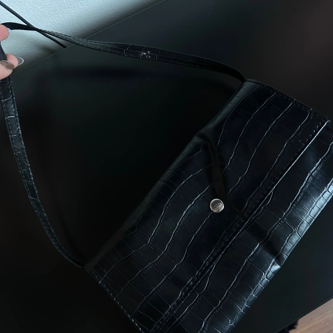 Svart axelväska i krokopräglat skinn - 2