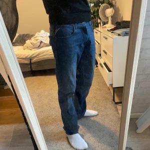 Replay Grover blå jeans, storlek 30 - Snygga Replay Grover jeans i 30/30 i nästan intill nytt skick, använda Max 5 gånger men har en pytteliten defekt som man ser på sista bilden   Jeansen mått Yttersömn 96 cm Midja 37cm Benöppning 16cm