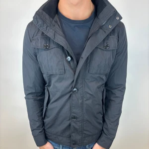 J.Lindeberg Jacka - Hej! Säljer nu denna väldigt snygga och eftertraktade J.Lindeberg Fieldjacka!  Jackan är slutsåld överallt och går inte att få tag på… jackan är perfekt nu till hösten/vintern  Storlek M, Ny pris: 6000 kr Säljs för: 1599 kr