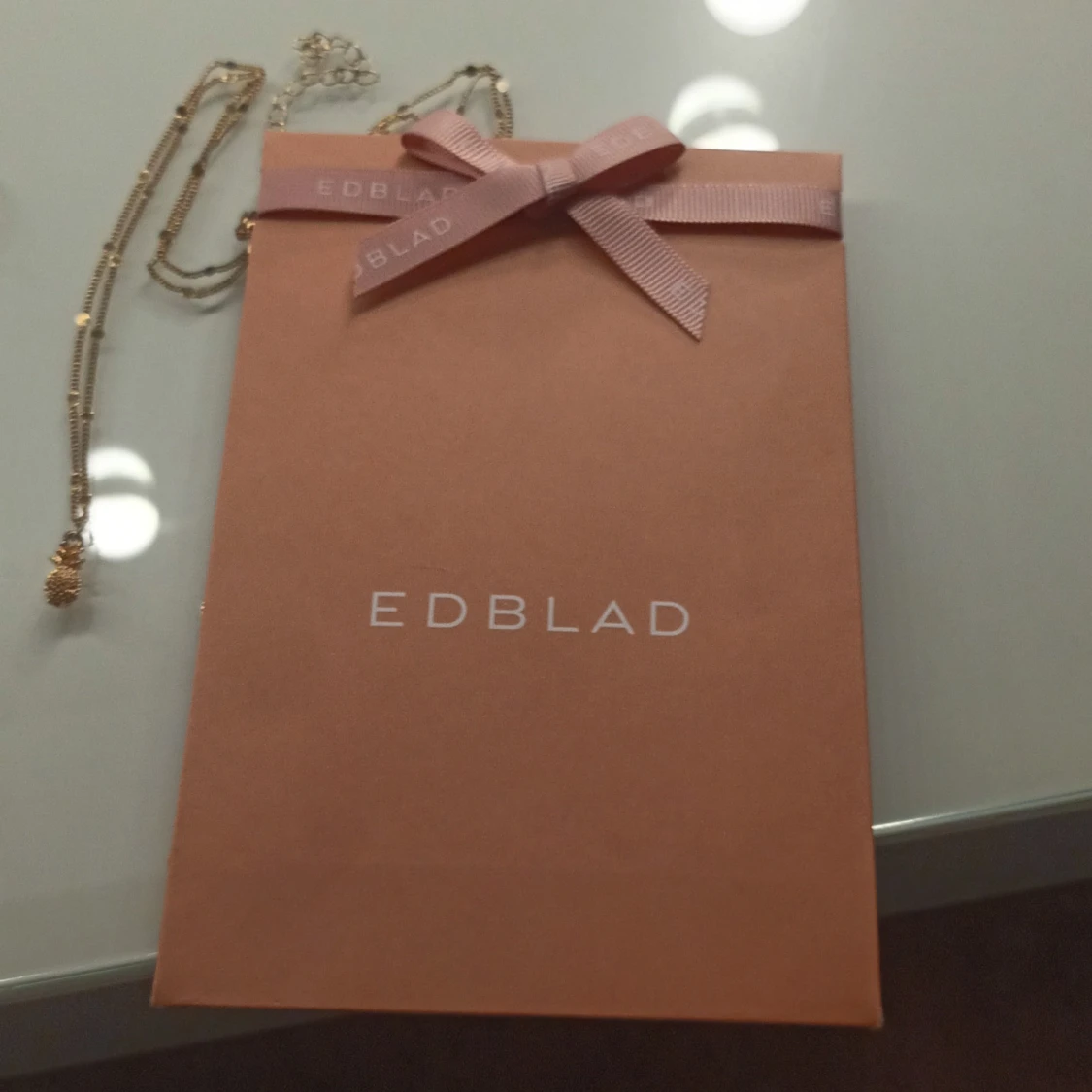 Mix av guldiga smycken och örhängen - 4