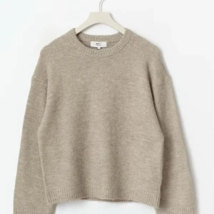 Beige stickad tröja  - Supermjuk beige stickad tröja i oversized passform. Använd 2-3 gånger max