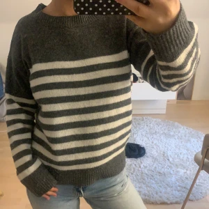 Randig stickad tröja  - Används inte!!