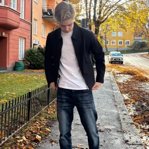 Mörkblå  overshirt  - Vi säljer denna supersnygga svarta overshirten från H&M i mycket bra skick! 