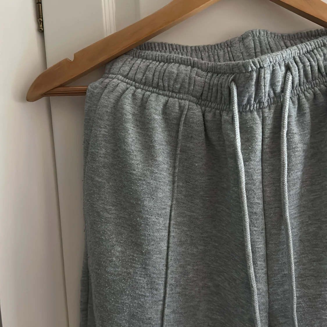 Grå mjukisbyxor med snörning - 2