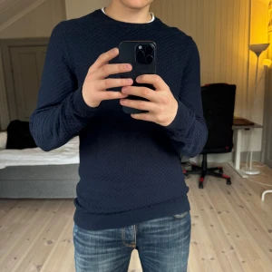Stickad tröja NN07 - Tjenare säljer en stickad tröja ifrån märket NN07, den är i mycket fint skick. Storlek L, lite för stor för mig. Hör gärna av er vid frågor och funderingar!🤗