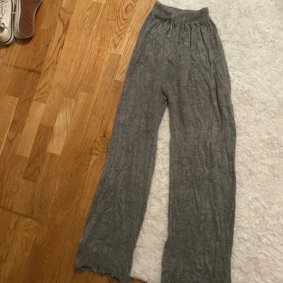 Grå vida mjukisbyxor