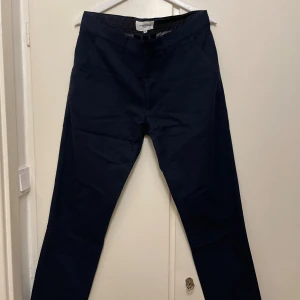 Lindbergh Chinos - Navy/mörkblå (nästan svarta) chinos från Lindbergh i superskick. Straight/slim fit, storlek 32/34