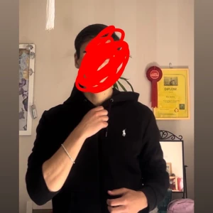 Svart polo Ralph lauren zip hoodie - Svart polo Ralph lauren i storlek M. Kan gå ner till 750kr i snabb business 