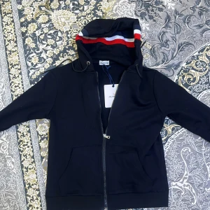 Moncler zip hoodie - Den kända Moncler zip hoodien för fem gånger mindre pengar. Detta är ett måste i din vintergarderob för både stil och komfort. Zip hoodien har fantastisk kvalitet för sitt låga pris, och jag köpte den från en privat agent för nästan dubbla priset. Först till kvarn!! 🔥🫡  Priset kan diskuteras, men endast med seriösa köpare.