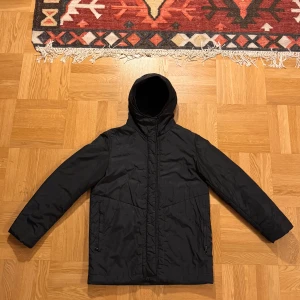 Vintage C.P. Company jacka - En vintage C.P. Company jacka från tidigt 00-tal perfekt för hösten/vintern. Den passar storlek S men kan även passa en liten M. Den är i bra skick bortsett från några små fläckar på vänstra armen, se sista bilden. Pris kan diskuteras!