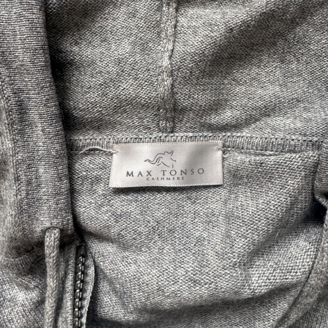 Grå hoodie från Max Tonso - 1