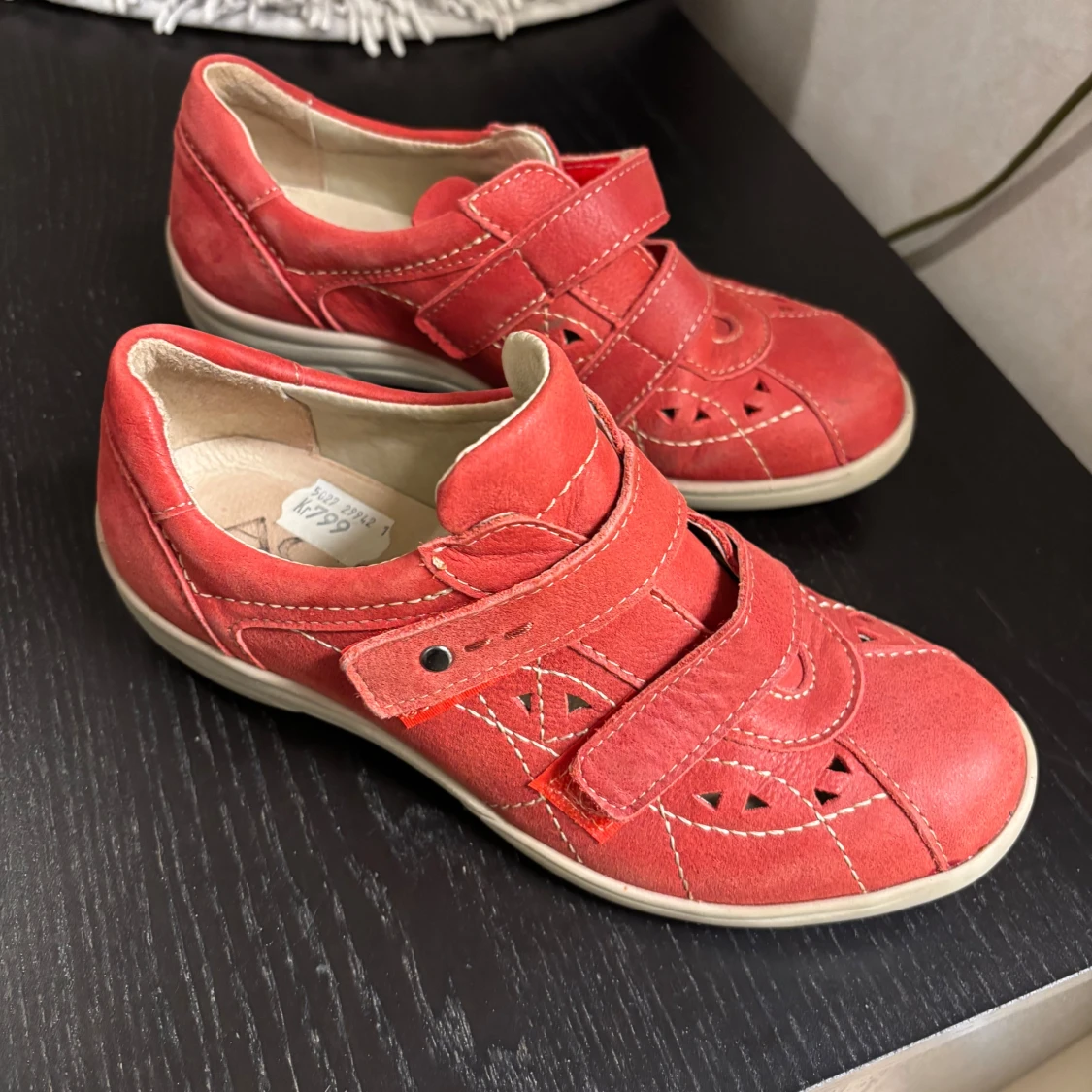 Röda mockaskor från ACO med kardborre