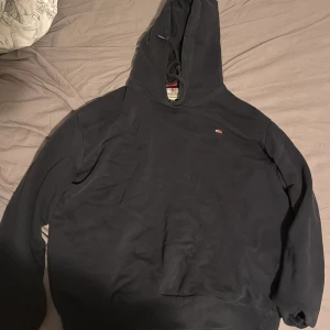 Mörkblå hoodie från the defender st M - Mörkblå hoodie. Köpt för 400 kr. Säljes för 80 kr