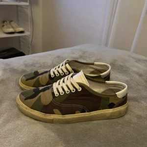Saint Laurent camo sneakers - Saint Laurent venice sneakers! Bra skick! Storlek 43 men passar 44 också. 