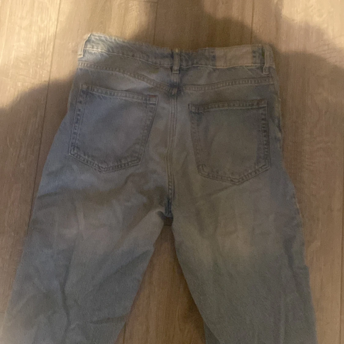 Ljusa jeans från Karve med rå kant - 1
