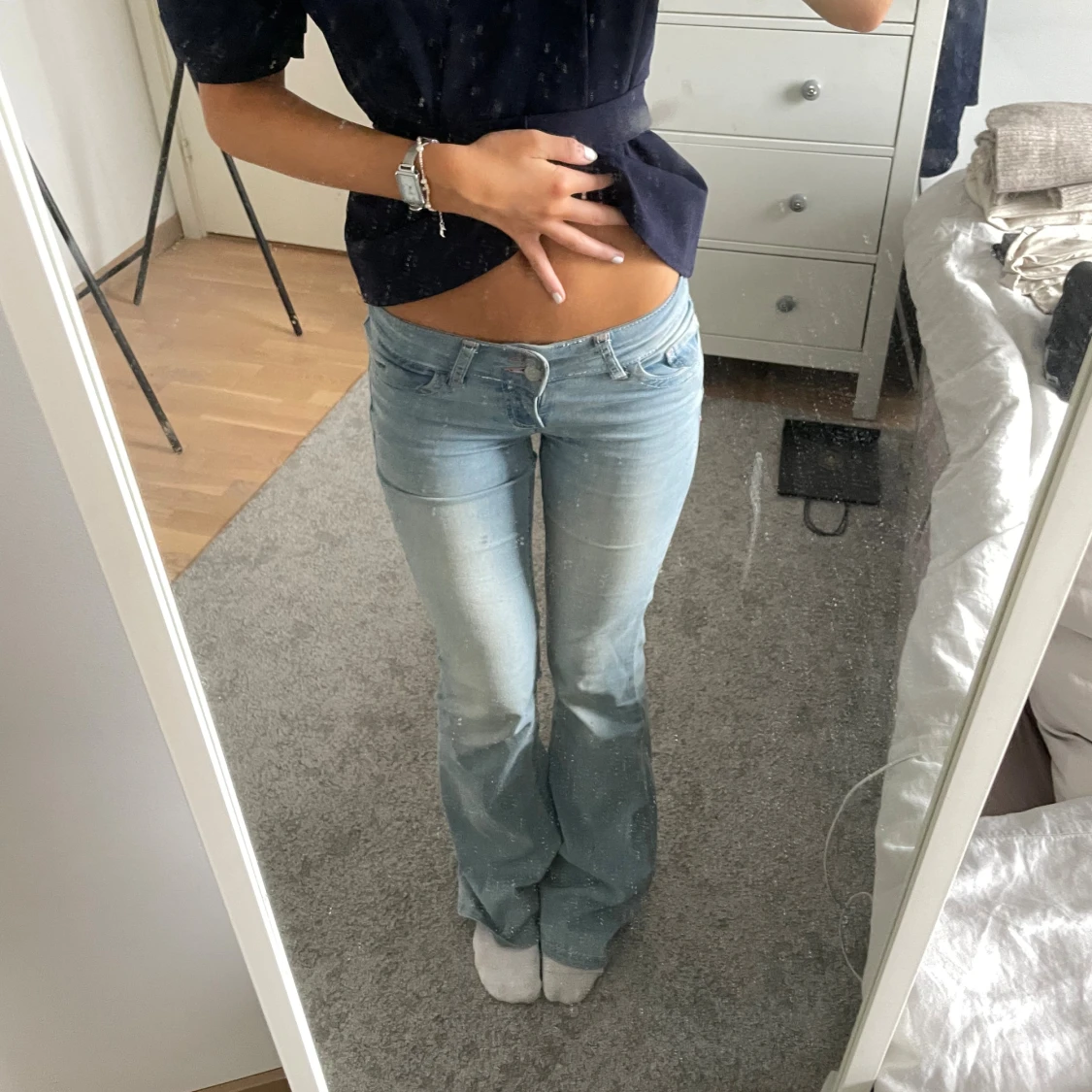 Bootcut ljusblå jeans med broderi