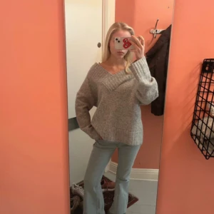 Stickad ulltröja  - Super mysig och varm stickad tröja från Hm med V-ringning! Materialet är ull och mohair 25%🥰Skriv om du undrar nåt!