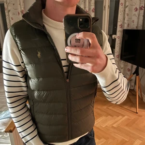 Ralph Lauren väst - Tja! Säljer en go polo Ralph lauren väst i riktigt bra skick! Kom gärna med frågor, pris går diskutera. Storlek S. Den har defekt på dragkedjan bara