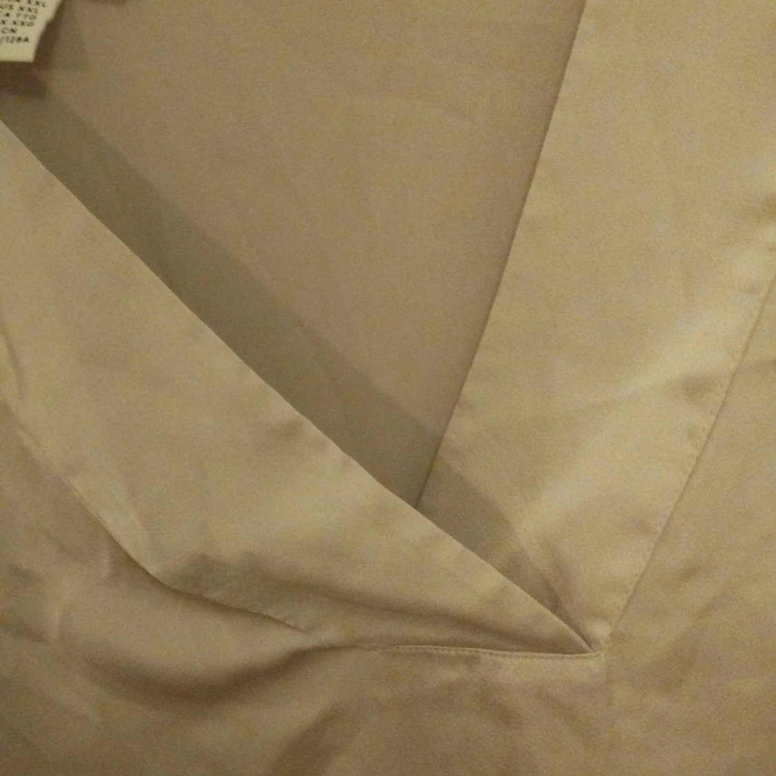 Beige sidenblus med v-ringning H&M - 3